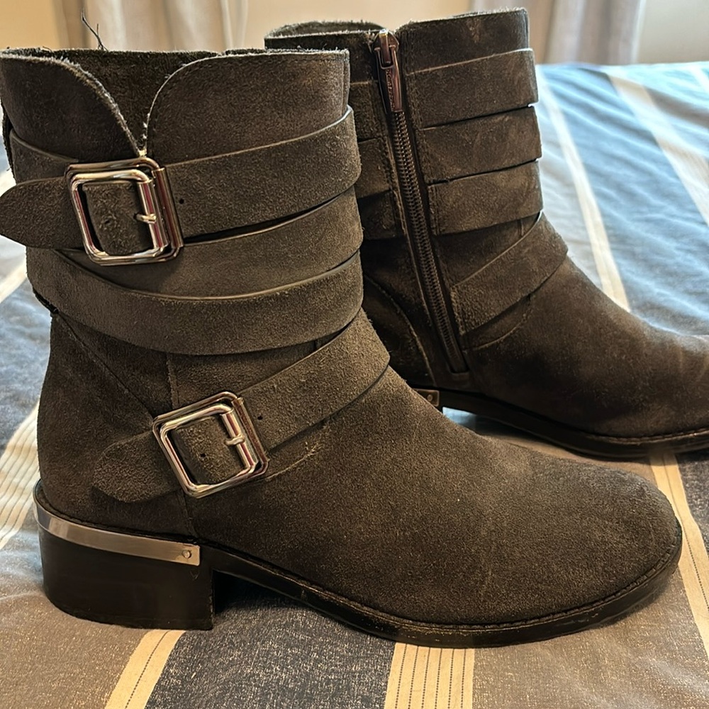 8M VINCE CAMUTO Suede Boots